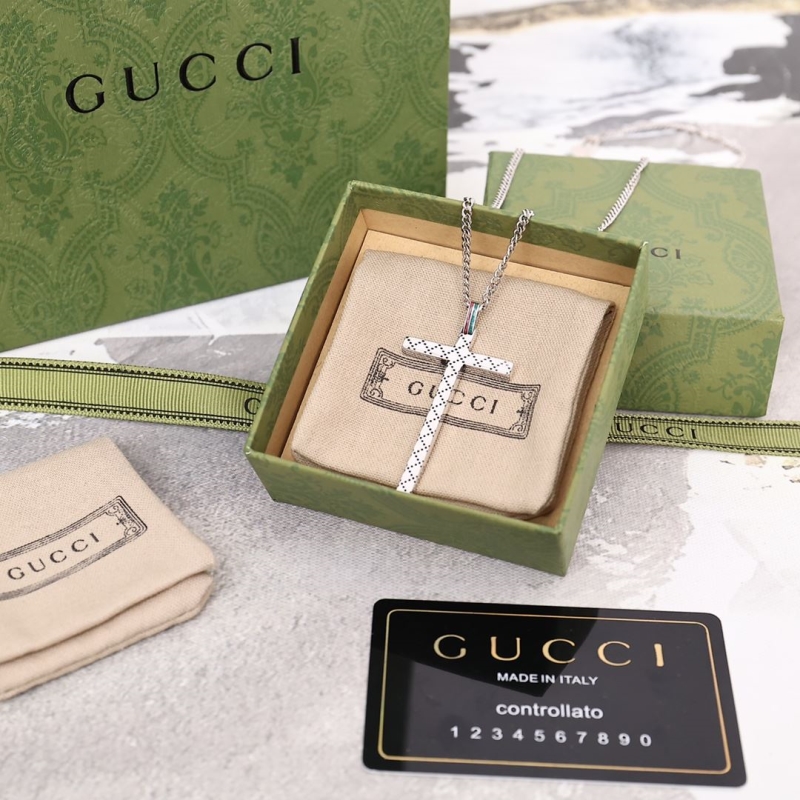 G*u*i necklaces